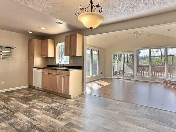 4th image of 9311 White Fir Dr NE