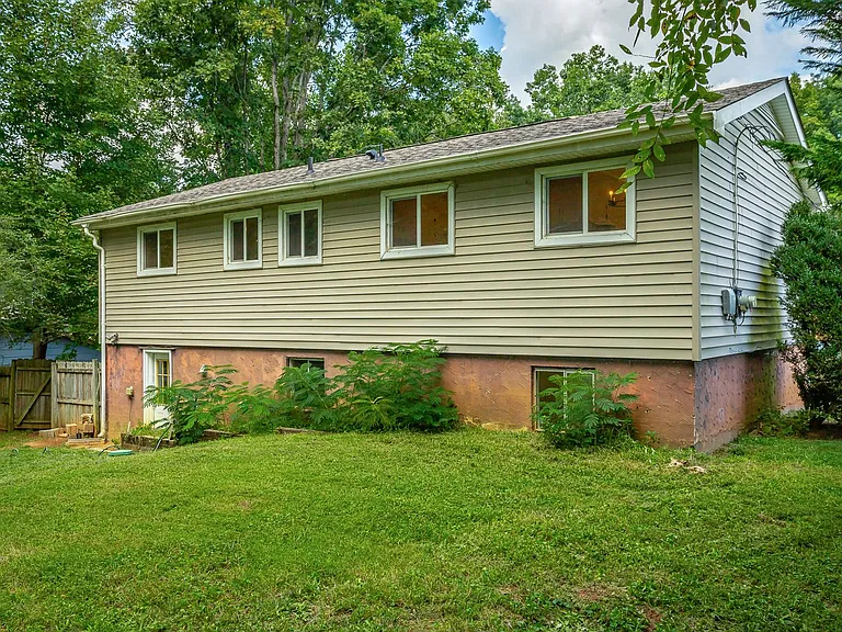 1364 Meadowood Dr — Photo 47