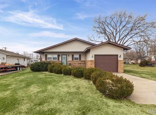 9 N Main St, Moro, IL 62067