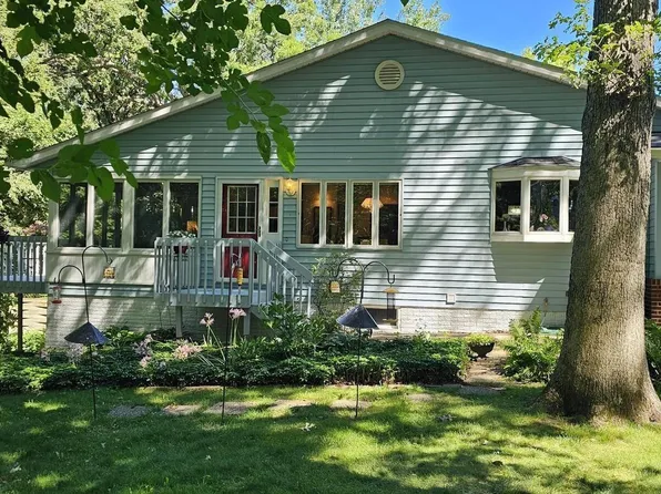 872 48th Avenue Ct, East Moline, IL 61244