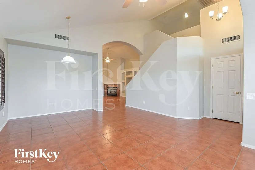 4 bed, 2.5 bath, 2175 sqft, $2,515 — Photo 2