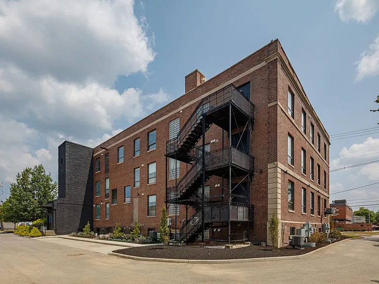 875 Michigan Ave — Photo 14