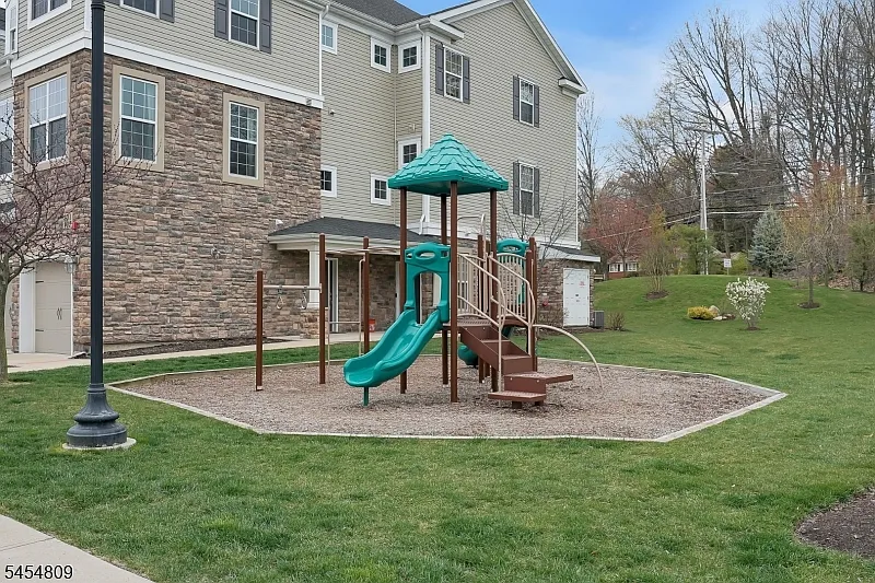 3 bed, 2.5 bath, $3,700 — Photo 2