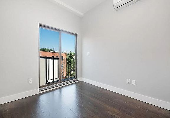 3rd image of 444 Franklin Ave APT 4F