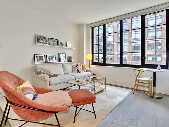 1425 Hudson Street image 6 of 20