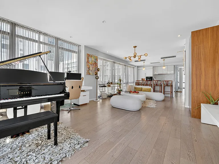 24-12 42nd Rd #Penthouse 8A — Photo 1