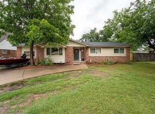 8311 Hermitage Dr, Fort Smith, AR 72908