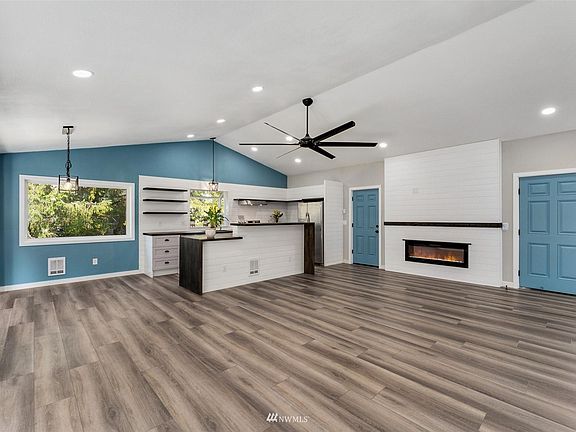 3rd image of 607 Woodland Loop NE