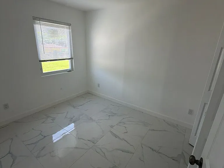 729 SW 3rd St — Photo 10