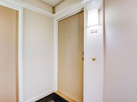 3rd image of 818 N Delaware St APT 202