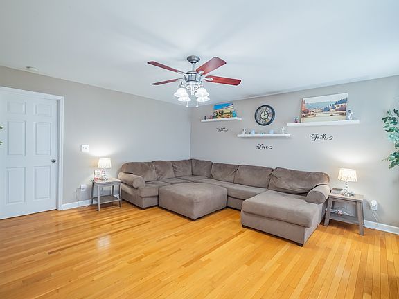 5th image of 61 Brookfield Cir