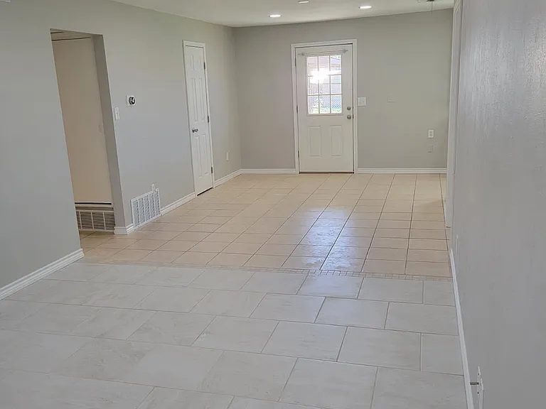 1107 W Cornelia Ave — Photo 2