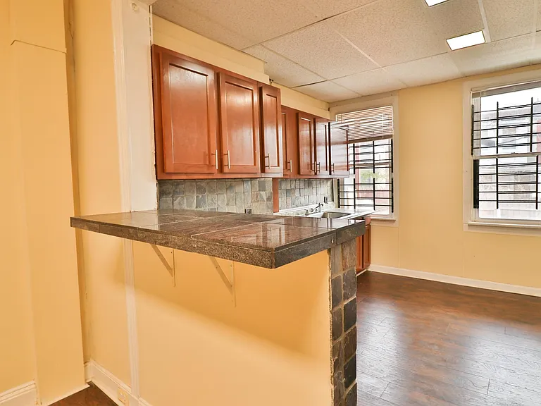 1303 James St — Photo 36