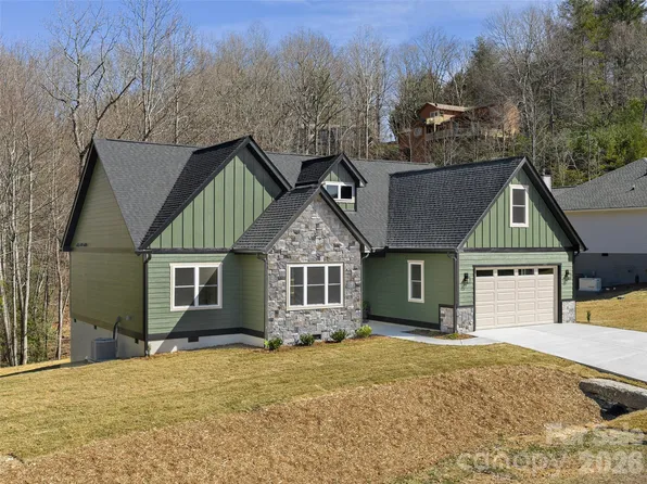 399 Crystal Heights Dr, Hendersonville, NC 28739