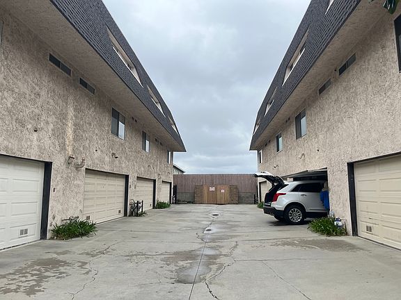 3rd image of 17931 Magnolia Blvd APT 23