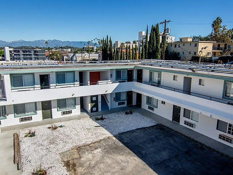 Royal Viking Apartments — Photo 33
