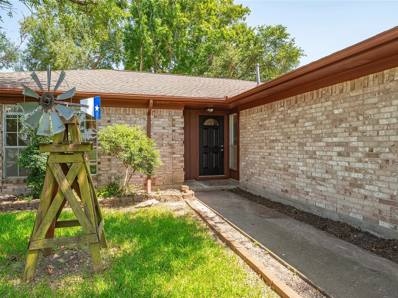 3 bed, 2.0 bath, 1450 sqft, $2,000 — Photo 2