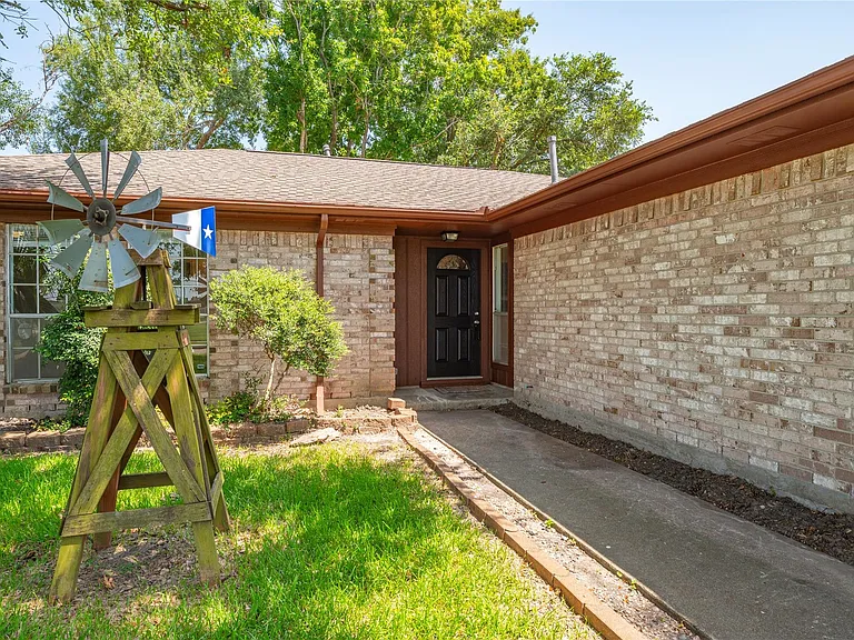 2906 Heatherwood Dr — Photo 2