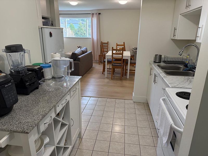 Coquitlam House for rent - 1 Bedroom — photo 2