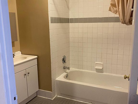 4th image of 940 E 181st St #1