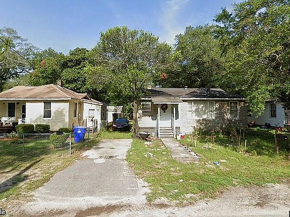 5th image of 2722 E Surrey Dr