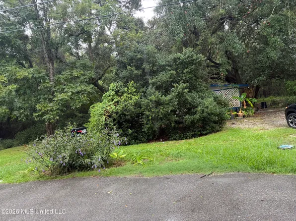 3521 Woodsview Dr, Diberville, MS 39540