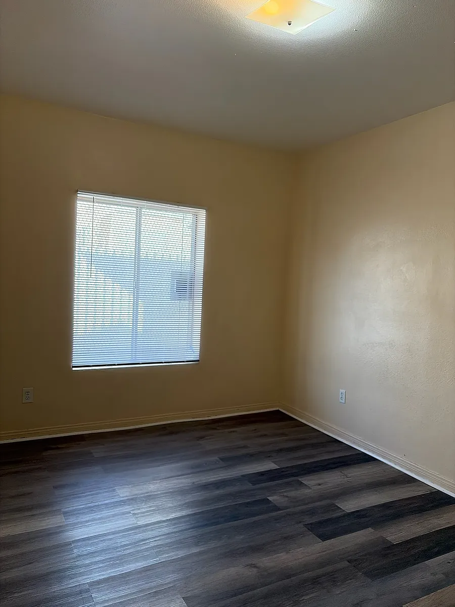Building Photo - 6438 Troost Ave #1