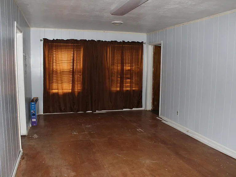 105 Moore Ave — Photo 4