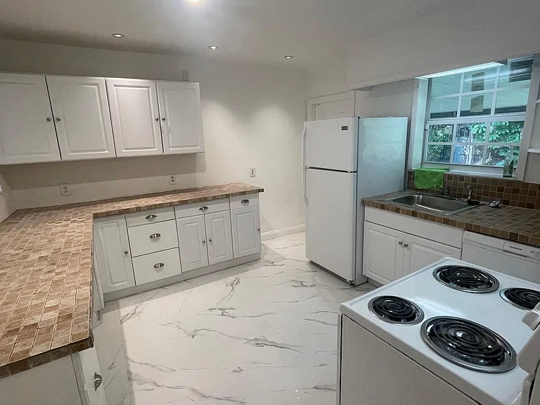 1005 SW 7th Ter — Photo 14