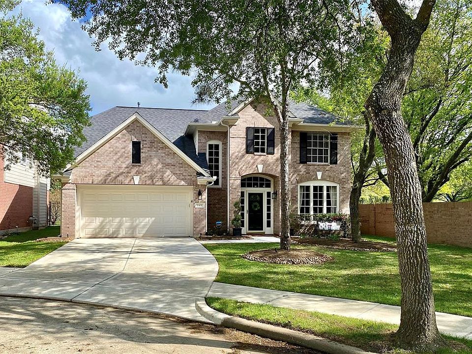 WELCOME TO THIS VILLAGE BUILDER HOME, BUILT ON THE CUL-DE-SAC, IN THE ELITE SECTION OF NORTHFORK, CALLED "THE PINES".