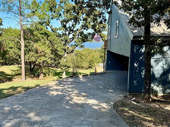 3rd image of 1048 Robin Hood Rd