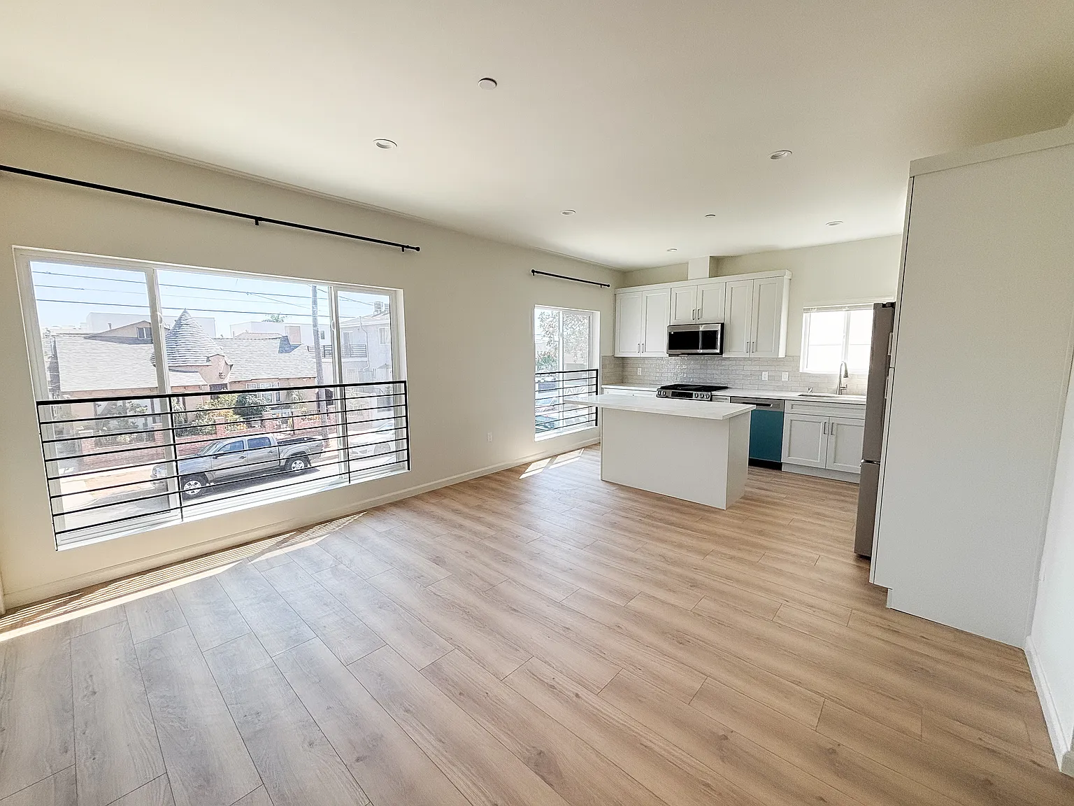 2 bed, 793 sqft, $3,200 — Photo 3