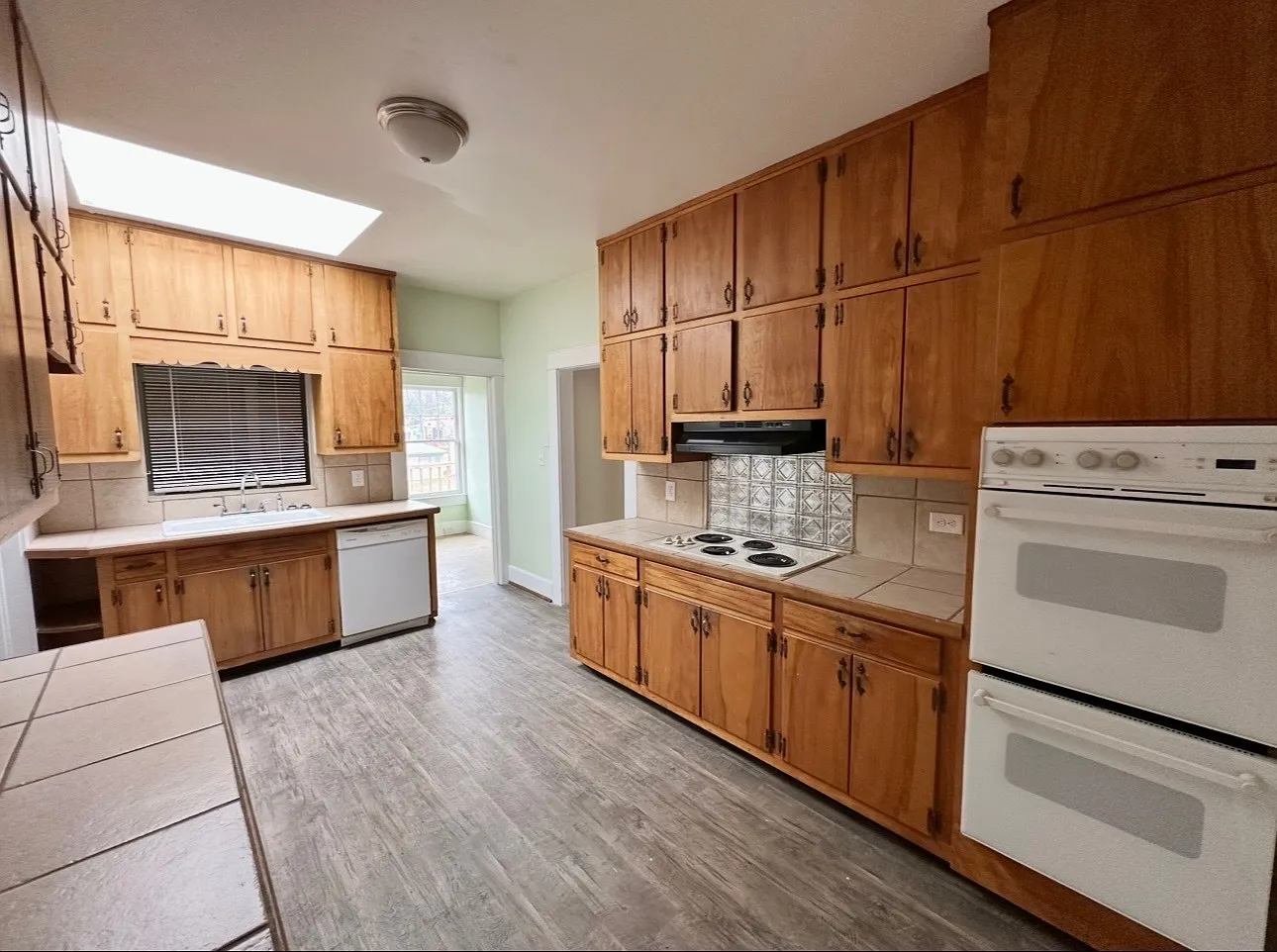 1532 Graymont Avenue West - 1 — Photo 4
