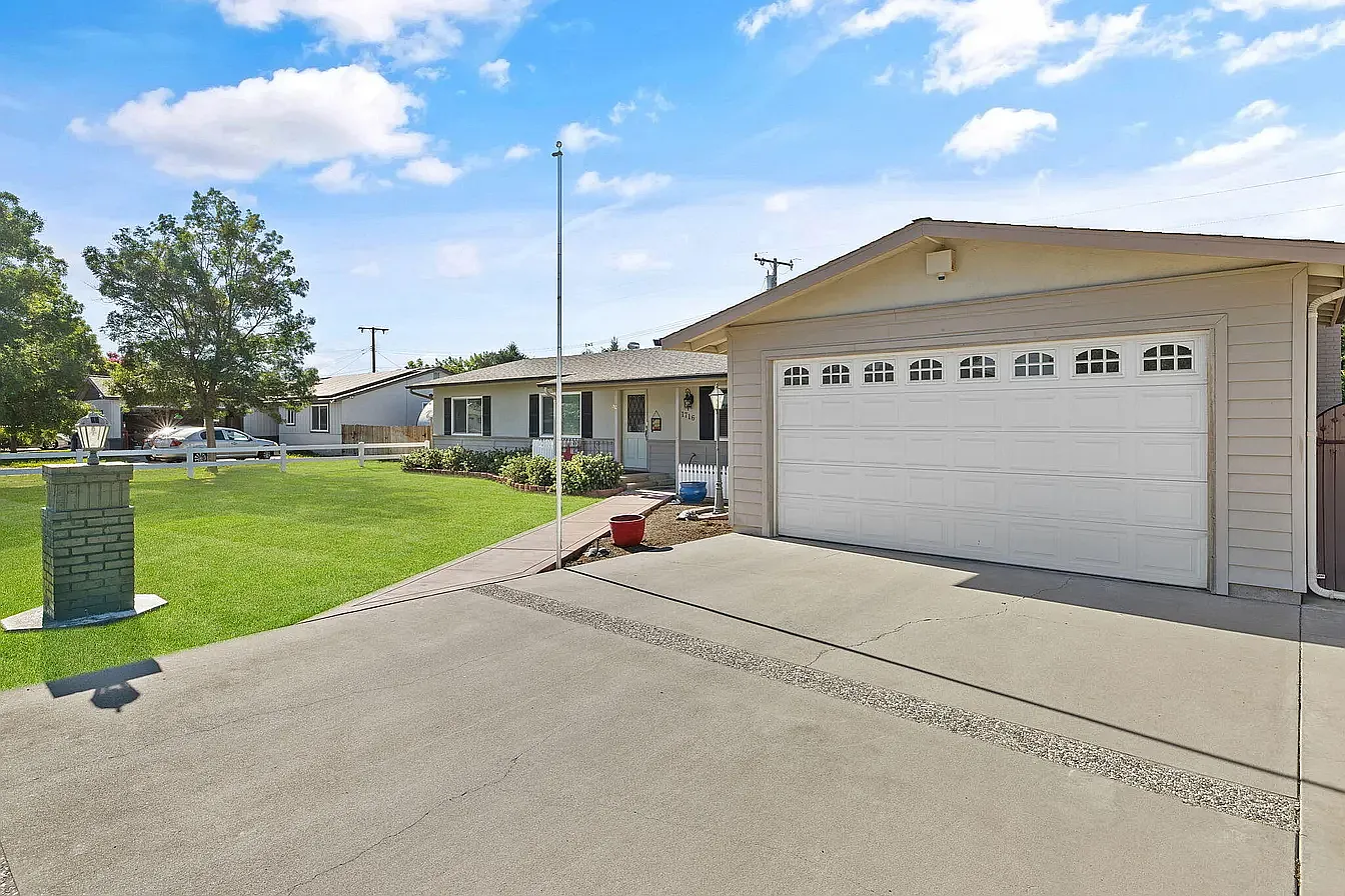 3 bed, 1824 sqft, $2,300 — Photo 3