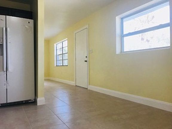 5th image of 2493 Canterbury Ln