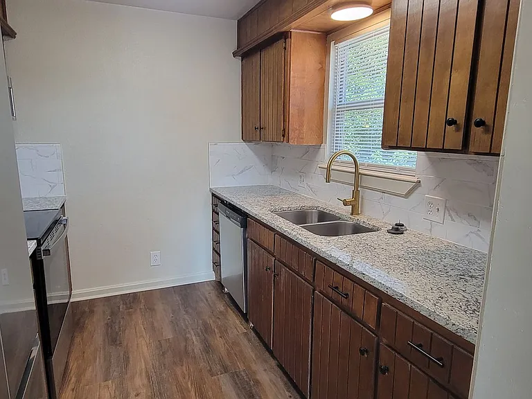 800-804 Laurelwood Dr — Photo 6