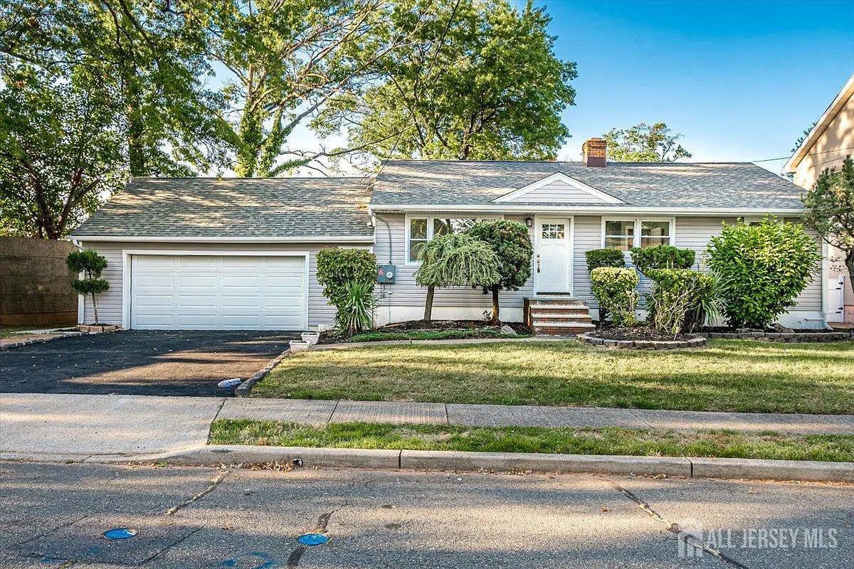 189 E Iselin Pkwy photo 1