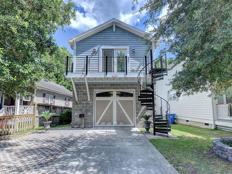 2107 Metts Ave — Photo 1