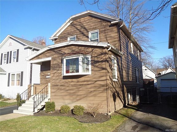 3rd image of 32 Elmwood Park W