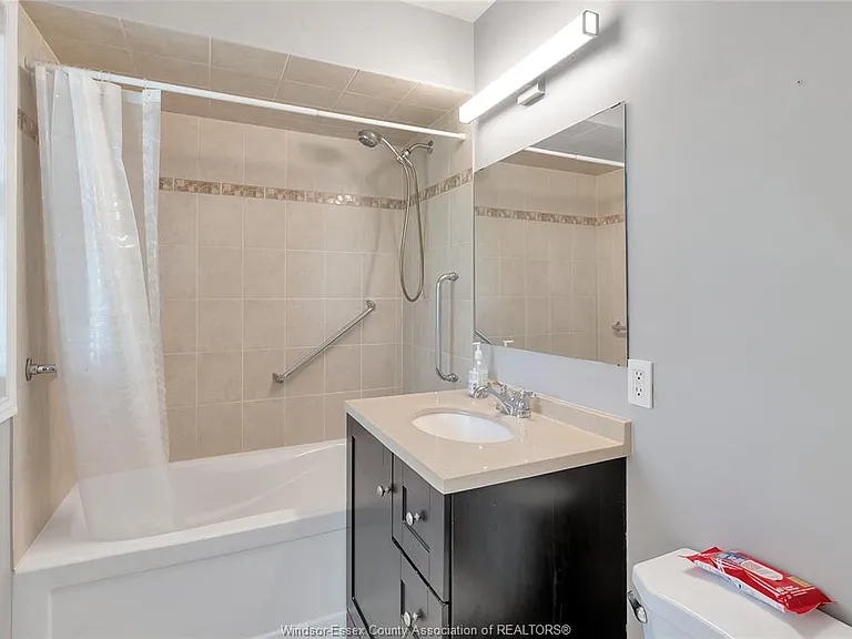 6633 Wyandotte St E — Photo 10