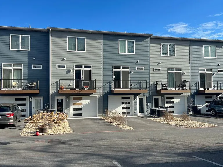 357 N Liberty St — Photo 2