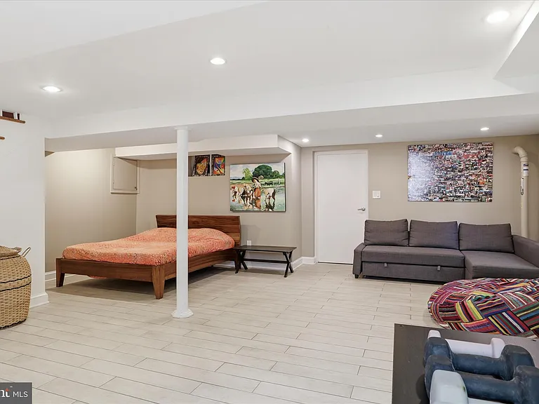 3221 Coquelin Ter — Photo 32