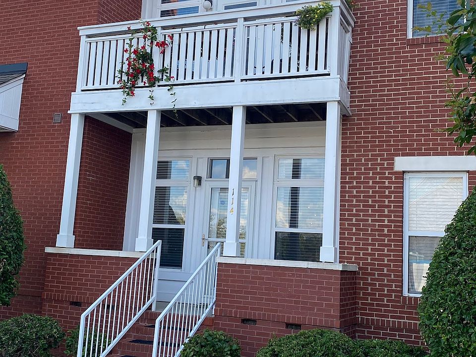 Covered porch/private entrance