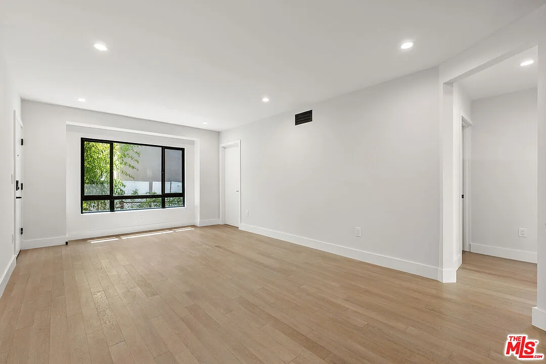 3 bed, 2.0 bath, 1000 sqft, $4,400 — Photo 4
