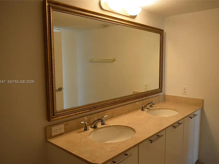 1800 N Bayshore Dr #2310 — Photo 39