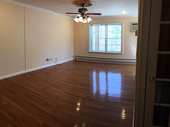 4th image of 198 Carpenter Ave