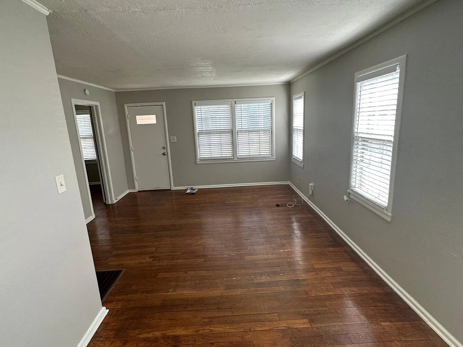 1324 E 36th Pl — Photo 2