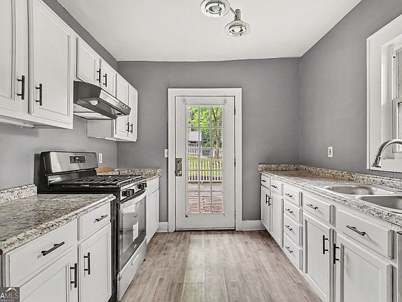 4th image of 3181 Church St