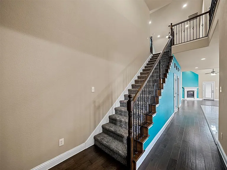 604 Darby Ln — Photo 3