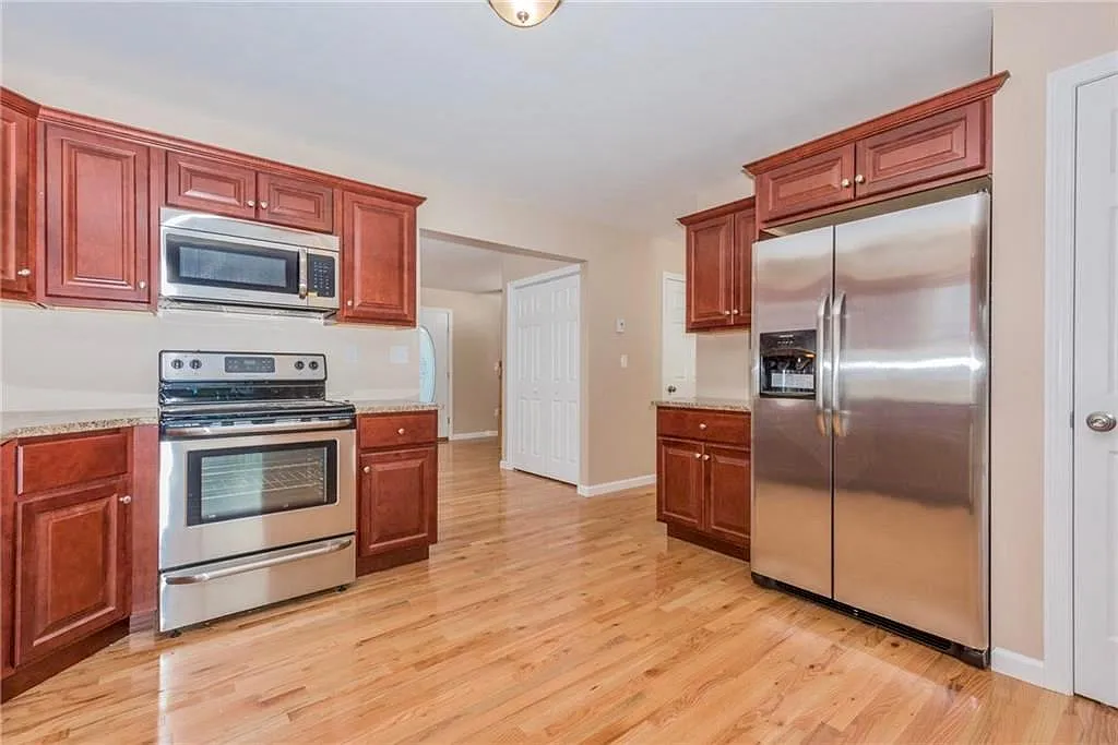 3 bed, 1.5 bath, 1600 sqft, $2,400 — Photo 4